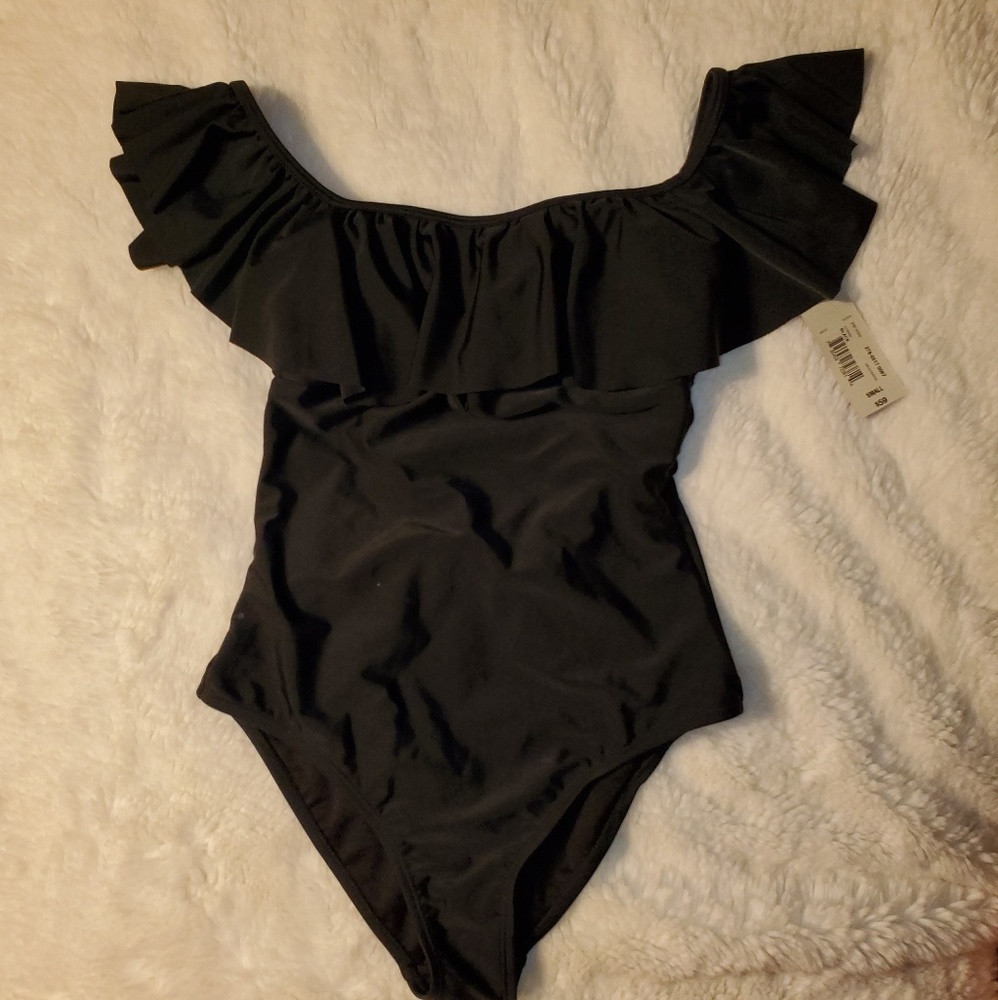 Off shoulder ruffled one piece swimsuit